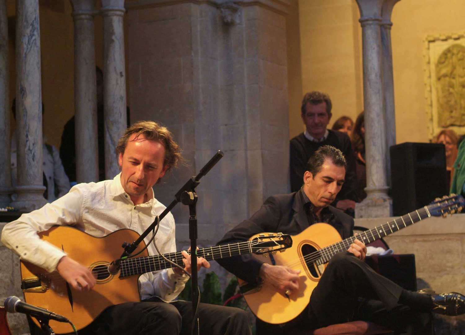 Dave Kelbie playing guitar with Angelo Debarre