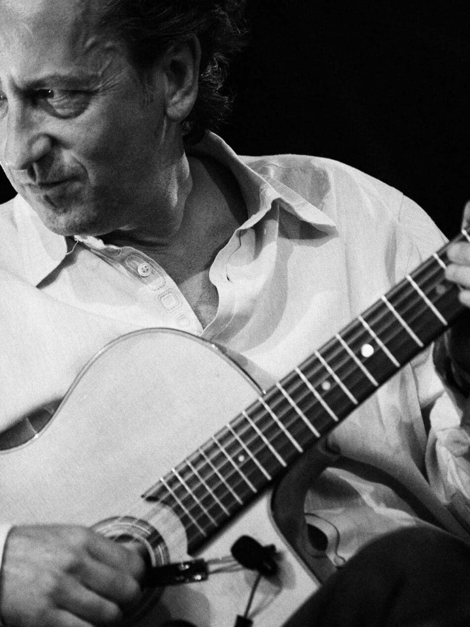 Dave Kelbie playing guitar