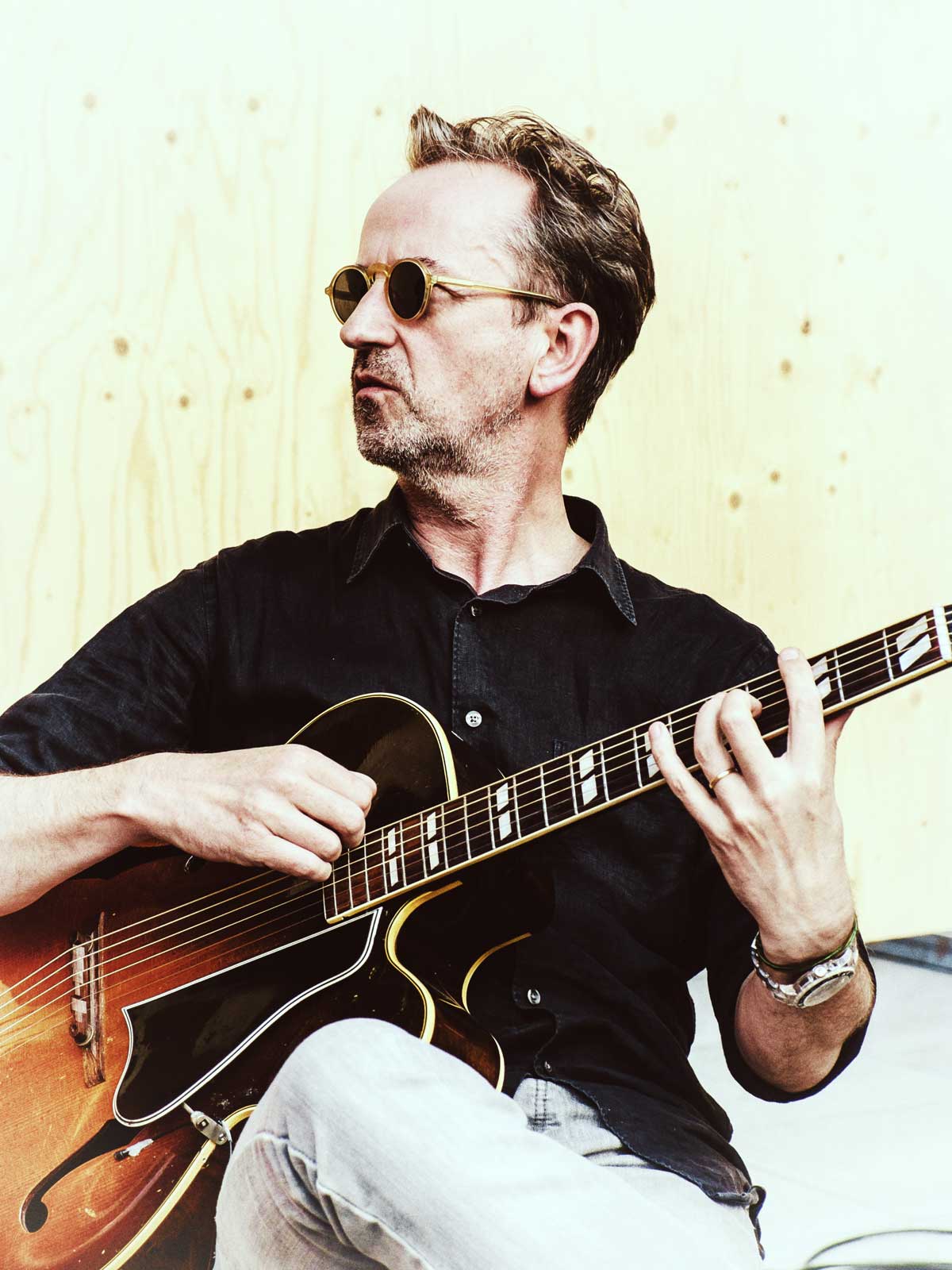 Dave Kelbie playing guitar in Southampton with Fapy Lafertin
